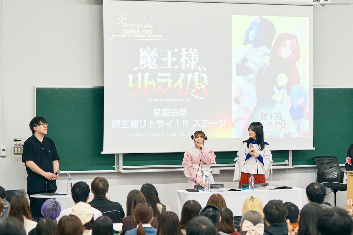 左から藍沢亮プロデューサー、鈴木愛奈、野口衣織。