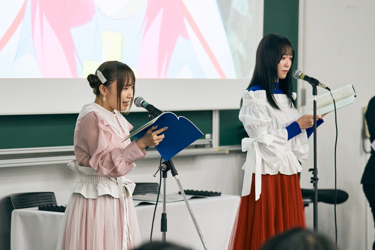 公開アフレコの様子。野口は足を前後に開いて立つ鈴木の姿勢が好きなのだとか。