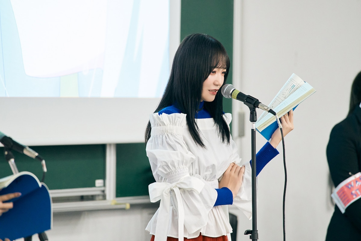 真剣な表情でイーグルを熱演する野口衣織。