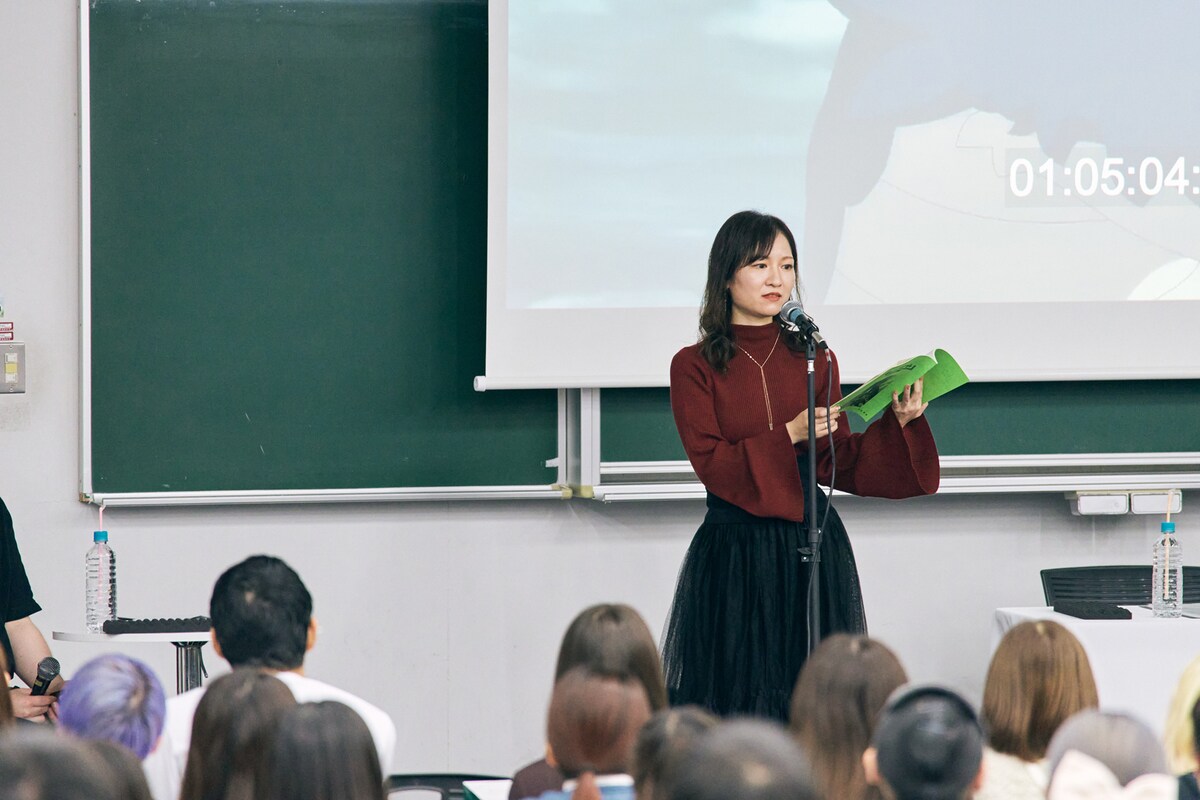 凛々しい声を教室に響かせる宮世真理子。