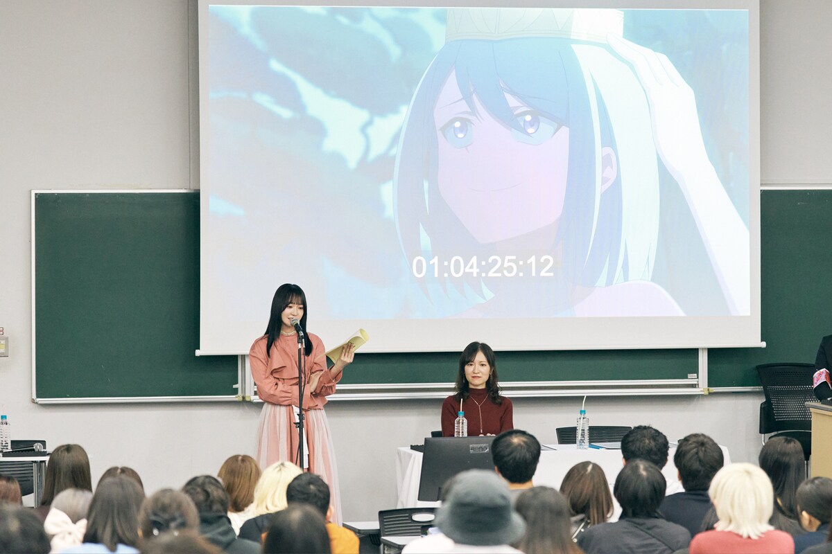 緊迫したシーンのアフレコを披露し、会場の空気を一変させる野口衣織。