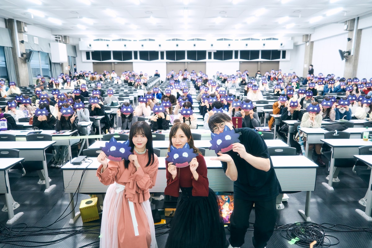 お面を被った観客との記念撮影。左から野口衣織、宮世真理子、藍沢亮プロデューサー。