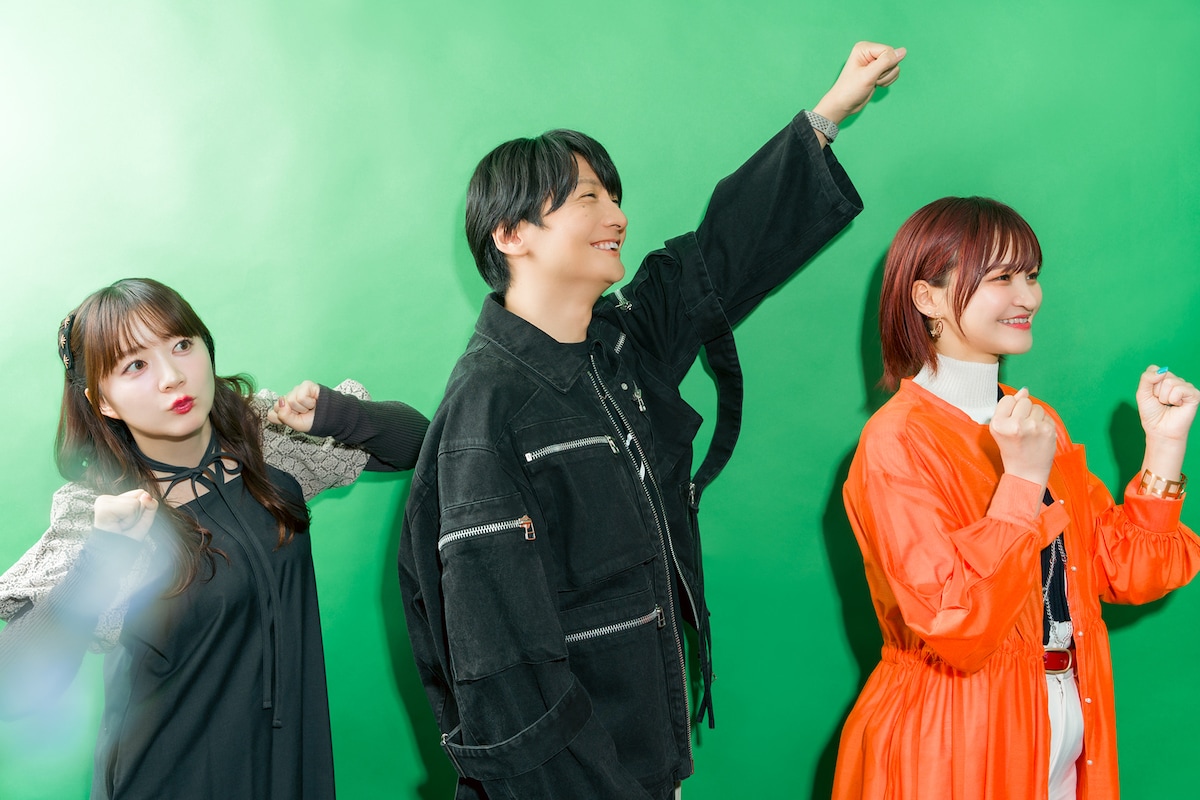 左から伊藤彩沙、島﨑信長、小市眞琴。