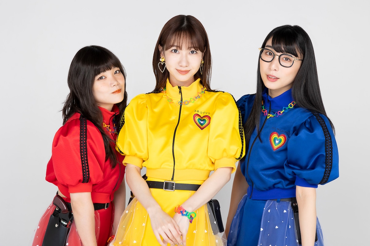 左からセントチヒロ・チッチ（BiSH）、柏木由紀（AKB48）、ハシヤスメ・アツコ（BiSH）。
