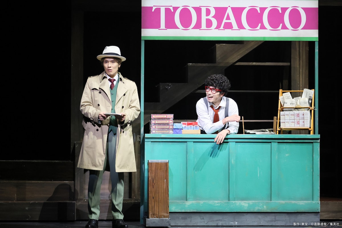 ミュージカル「SPY×FAMILY」より、左から木内健人演じるロイド・フォージャー、鈴木勝吾演じるフランキー・フランクリン。