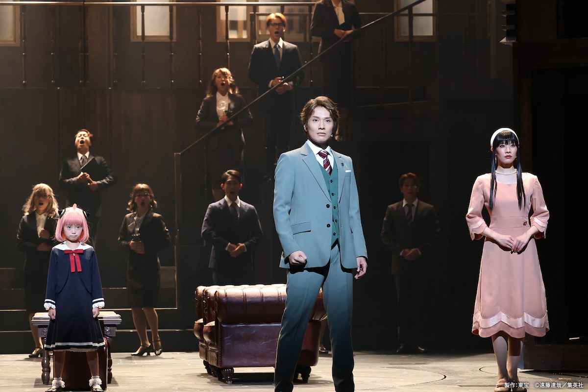 ミュージカル「SPY×FAMILY」より、左から泉谷星奈演じるアーニャ・フォージャー、木内健人演じるロイド・フォージャー、和希そら演じるヨル・フォージャー。