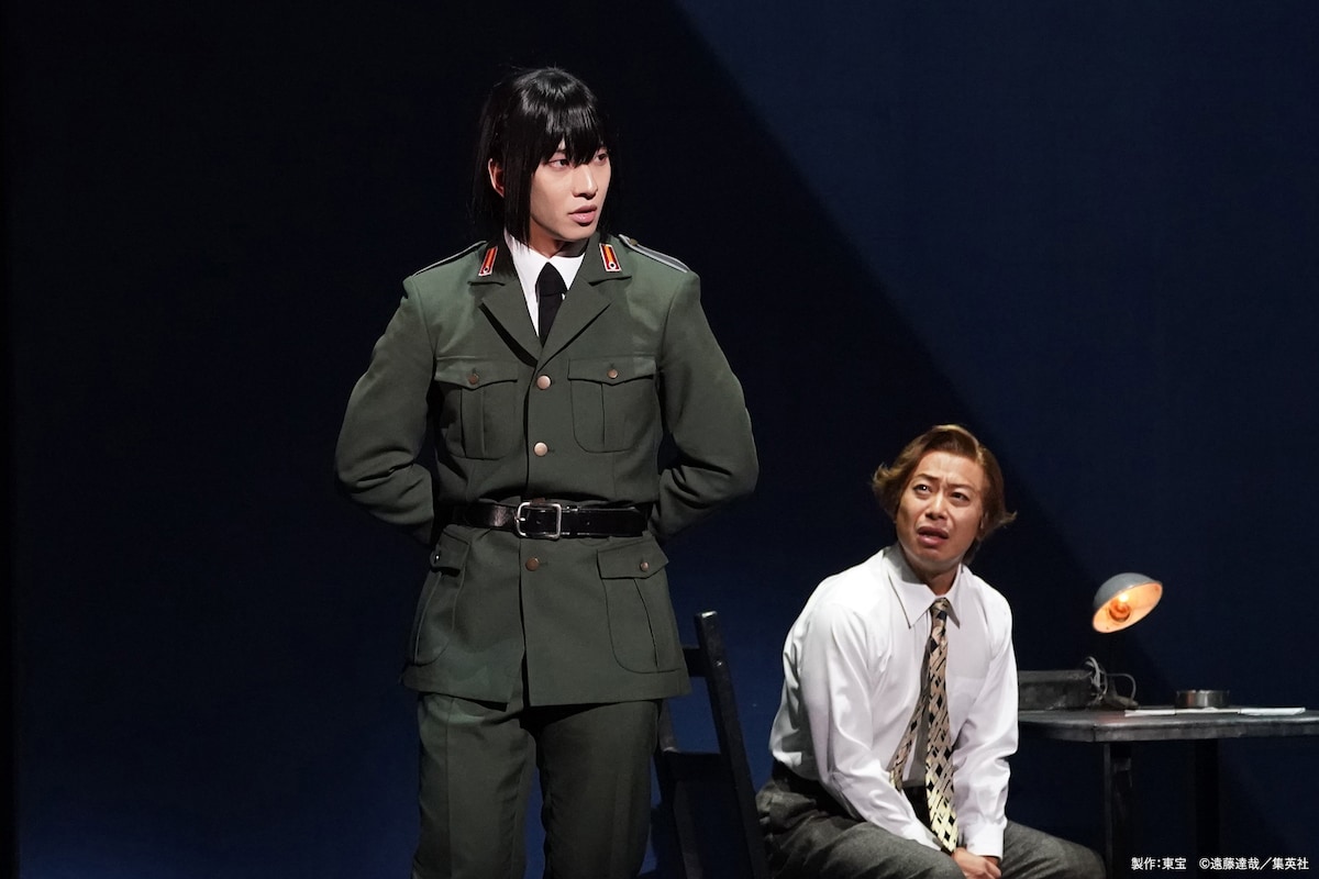 ミュージカル「SPY×FAMILY」より、吉高志音演じるユーリ・ブライア（左）。