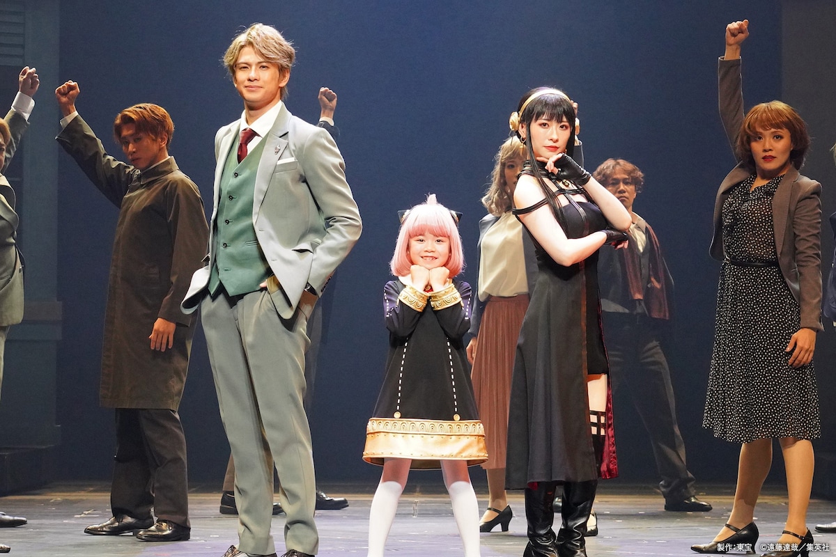 ミュージカル「SPY×FAMILY」より、左から森崎ウィン演じるロイド・フォージャー、月野未羚演じるアーニャ・フォージャー、唯月ふうか演じるヨル・フォージャー。