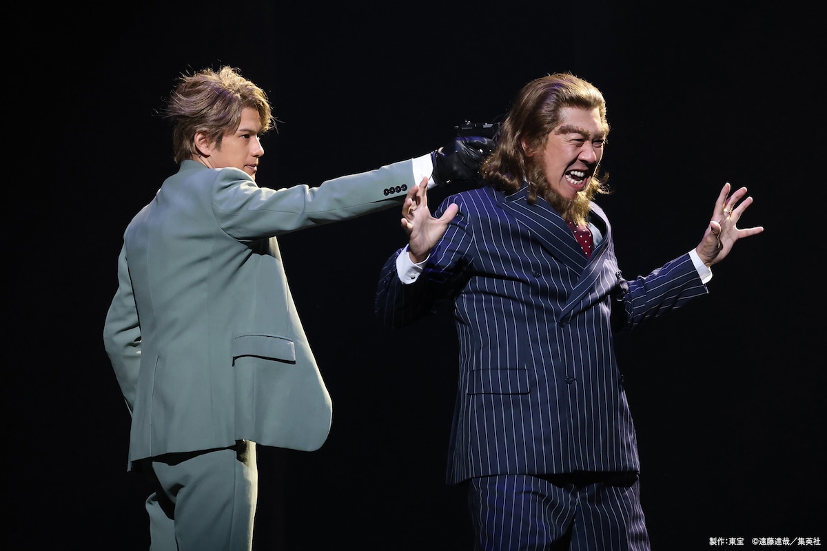 ミュージカル「SPY×FAMILY」より、森崎ウィン演じるロイド・フォージャー（左）。