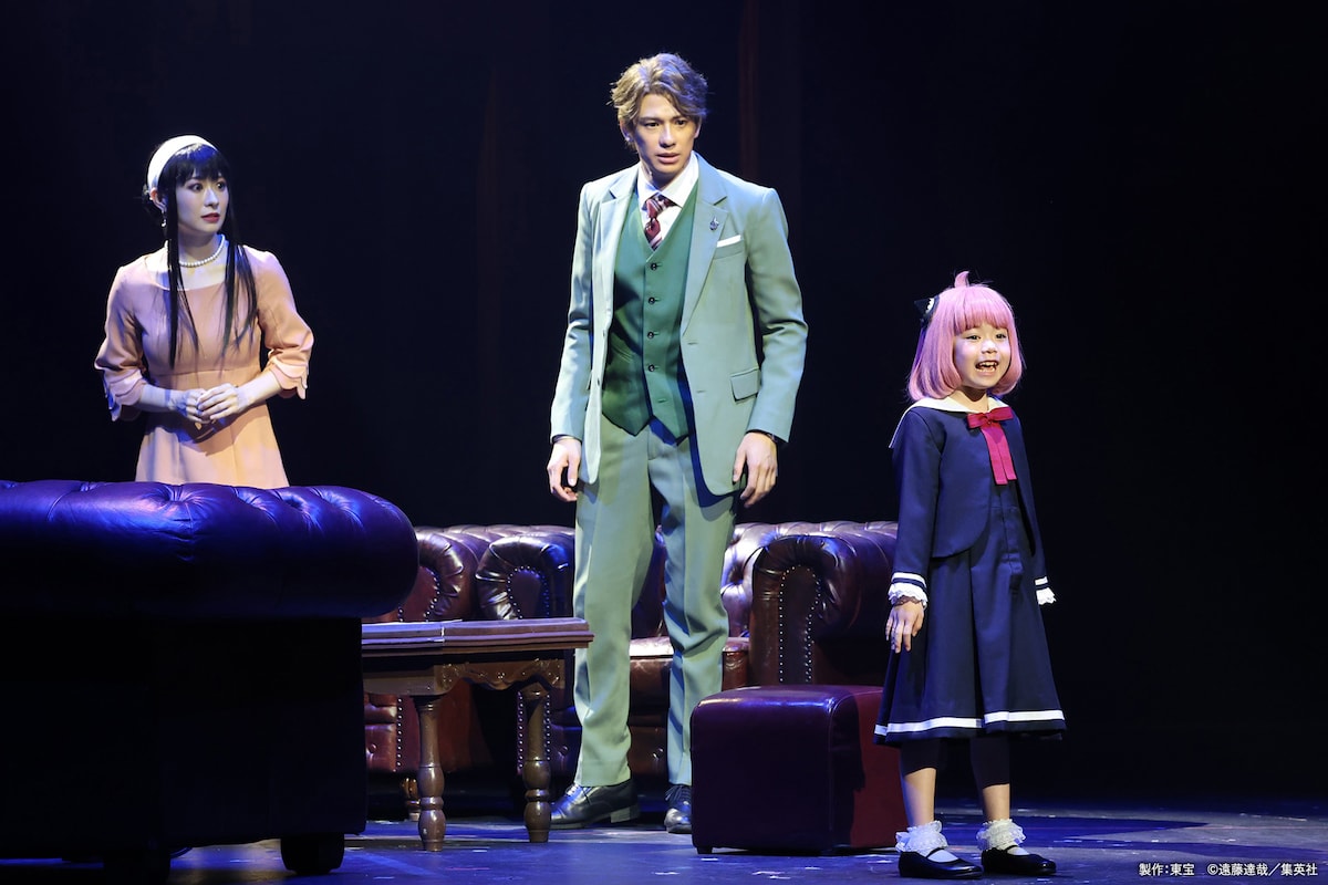 ミュージカル「SPY×FAMILY」より、左から唯月ふうか演じるヨル・フォージャー、森崎ウィン演じるロイド・フォージャー、月野未羚演じるアーニャ・フォージャー。