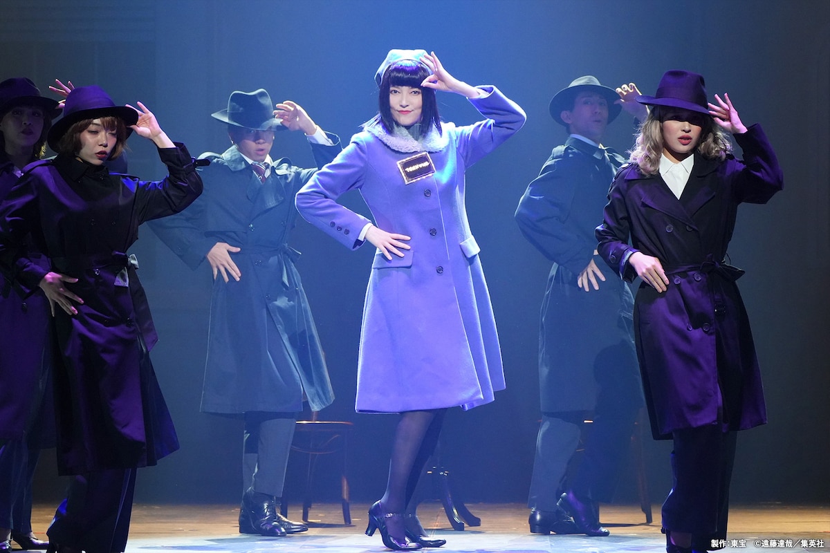 ミュージカル「SPY×FAMILY」より、朝夏まなと演じるシルヴィア・シャーウッド（中央）。