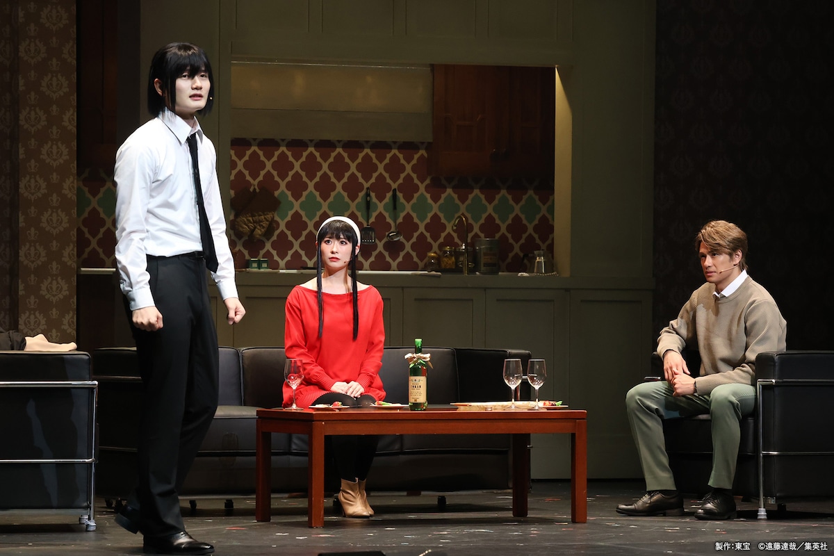 ミュージカル「SPY×FAMILY」より、左から瀧澤翼演じるユーリ・ブライア、唯月ふうか演じるヨル・フォージャー、森崎ウィン演じるロイド・フォージャー。