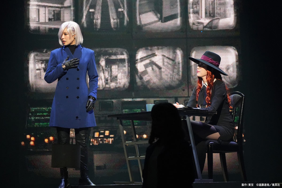 ミュージカル「SPY×FAMILY」より、左から山口乃々華演じるフィオナ・フロスト、朝夏まなと演じるシルヴィア・シャーウッド。