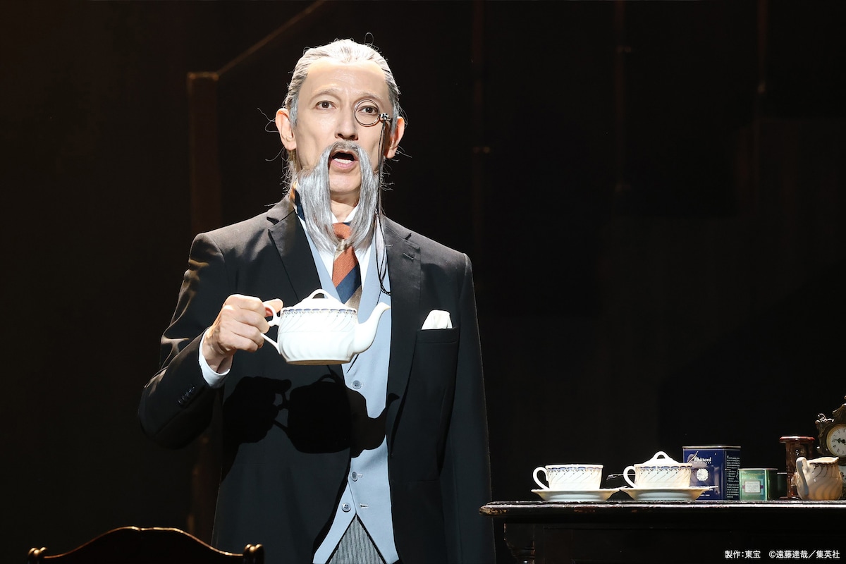 ミュージカル「SPY×FAMILY」より、鈴木壮麻演じるヘンリー・ヘンダーソン。