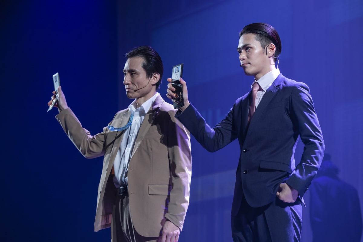 「風都探偵 The STAGE」より、左からなだぎ武扮する刃野幹夫、相澤莉多扮する真倉俊。