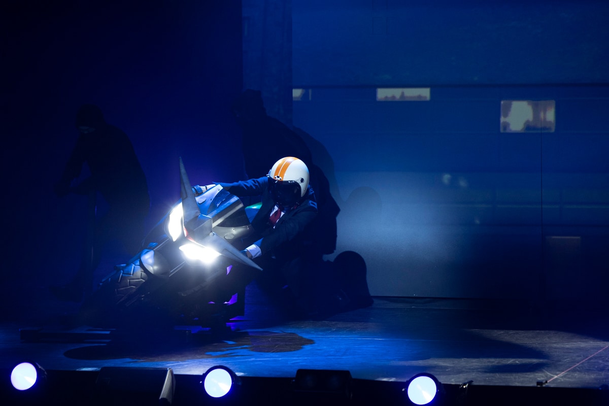 「風都探偵 The STAGE」より、ハードボイルダーの登場シーン。