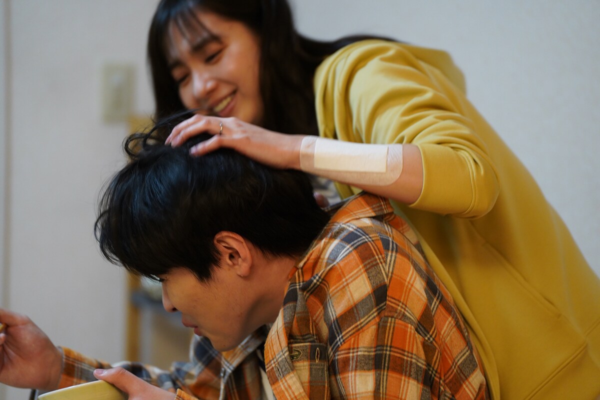 「TRUE, BABY TRUE.」より、新川優愛演じる美月(奥)。