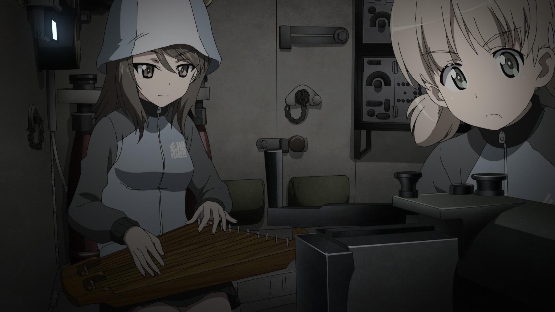 アニメ「ガールズ＆パンツァー最終章」第4話より。左から継続高校戦車道チームのミカ、アキ。