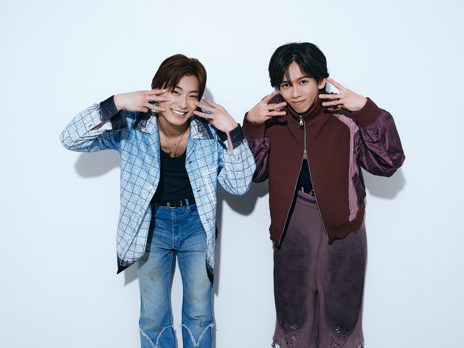 2人に共通する“3”のポーズ。