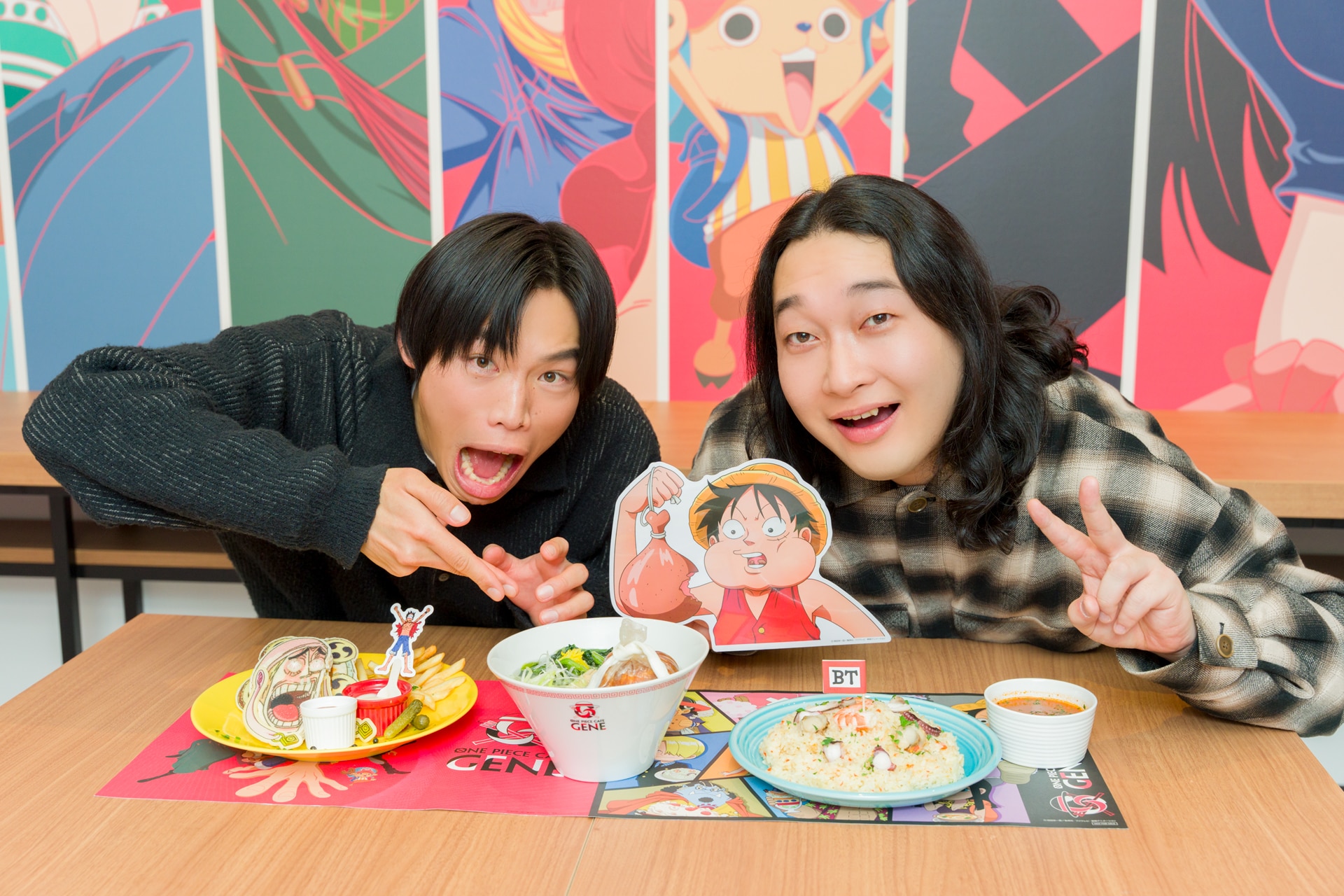 「ONE PIECE CAFE GENE」コラボメニューを前にしたかが屋。