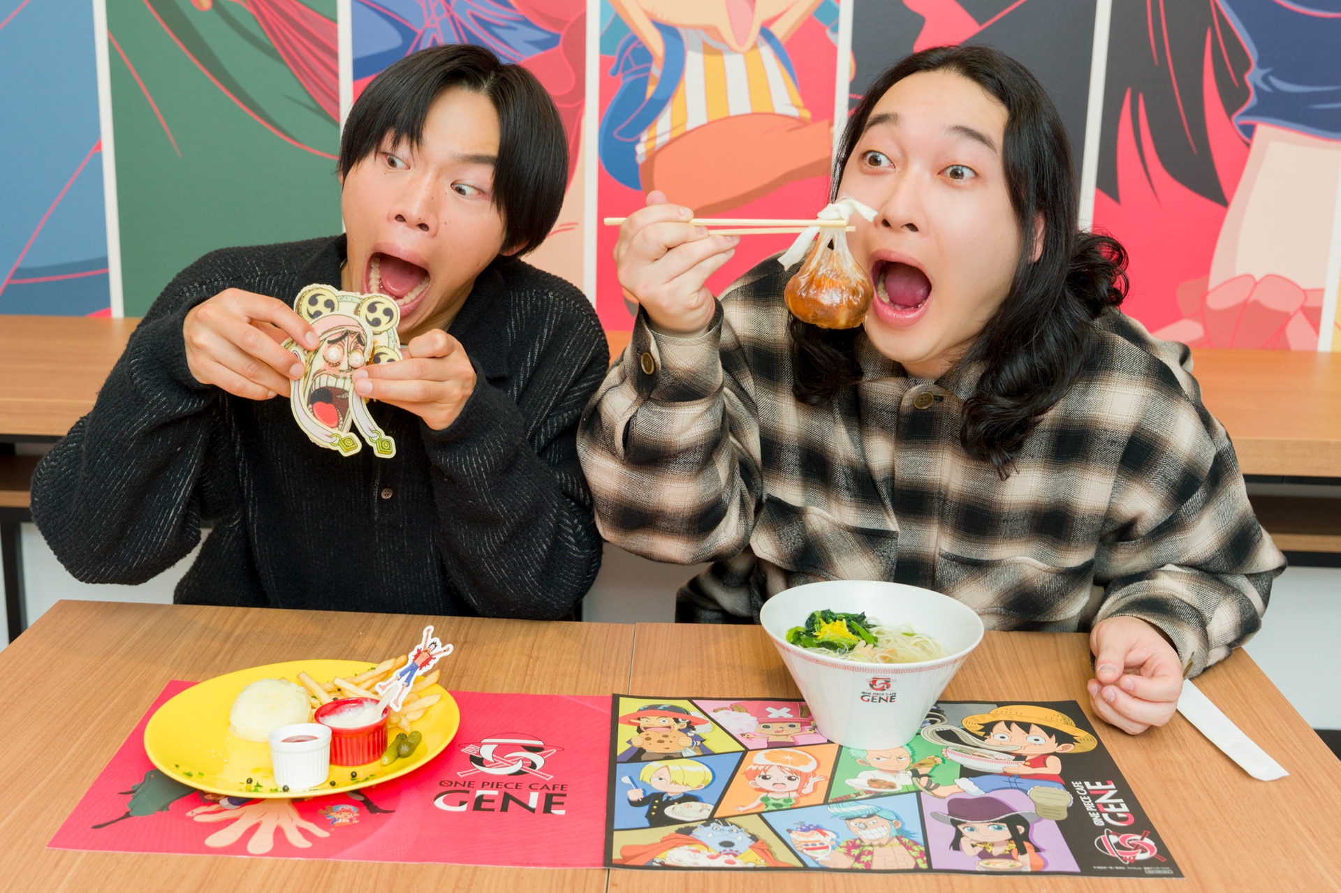 大きな口を開けてメニューを食べようとするかが屋。