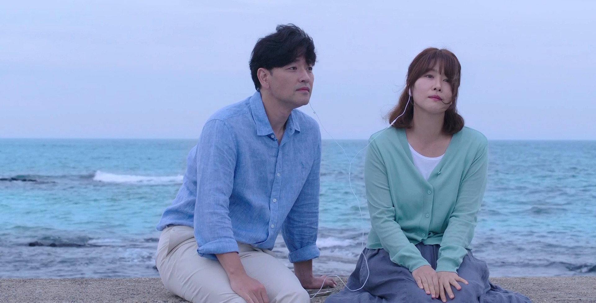 「夏の終わりのクラシック」場面写真。左からペ・スビン演じるジュヌ、キム・ジヨン演じるヨンヒ。海で溺れているジュヌをヨンヒが助けたことで2人の交流が始まる