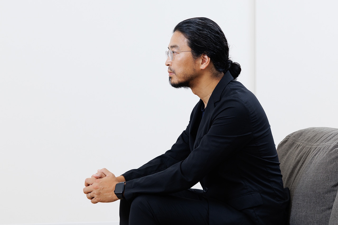 「W97C」を食い入るように見つめる吉野耕平