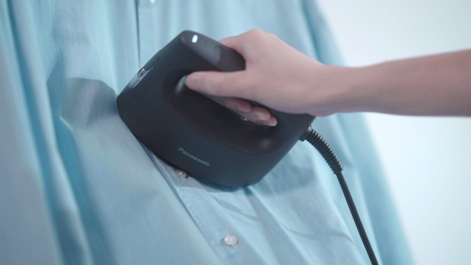 西垣匠が衣装で衣類スチーマーをお試し。コンパクトなボディでシャツのボタンの間のシワもスムーズにのばせる