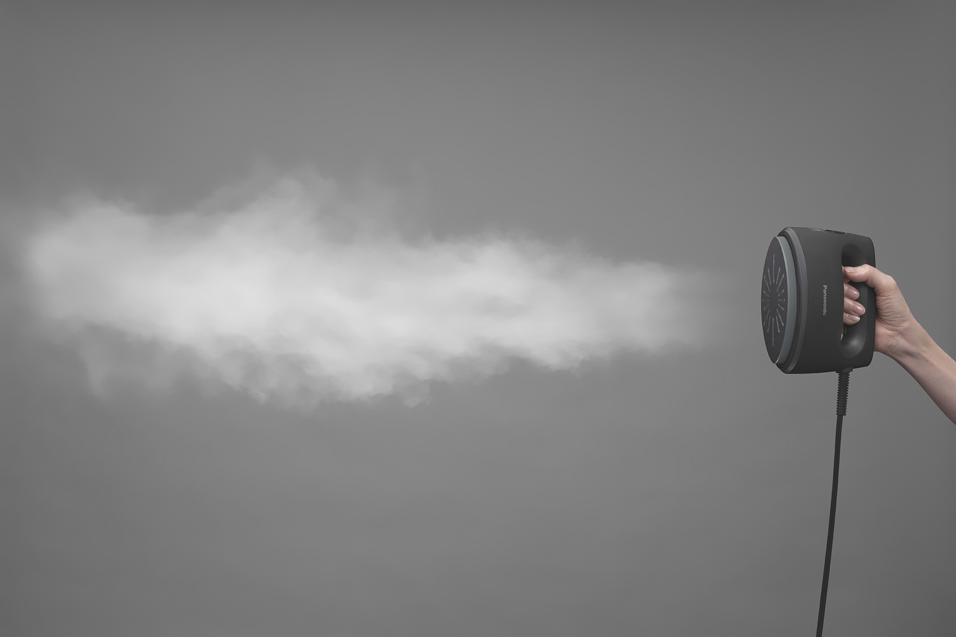 「衣類スチーマー NI-FS70C」のパワフルな“浸透スチーム”