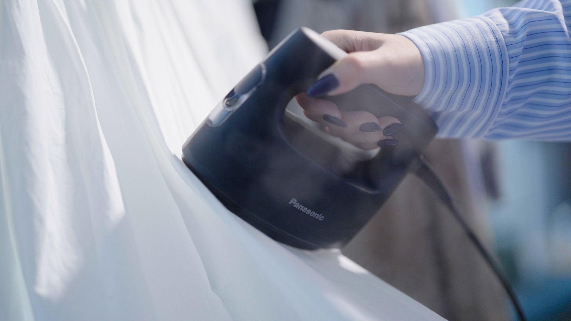 松本佳菜子氏が「衣類スチーマー NI-FS70C」を体験。ゆっくり動かすとシワがきれいにのびていく