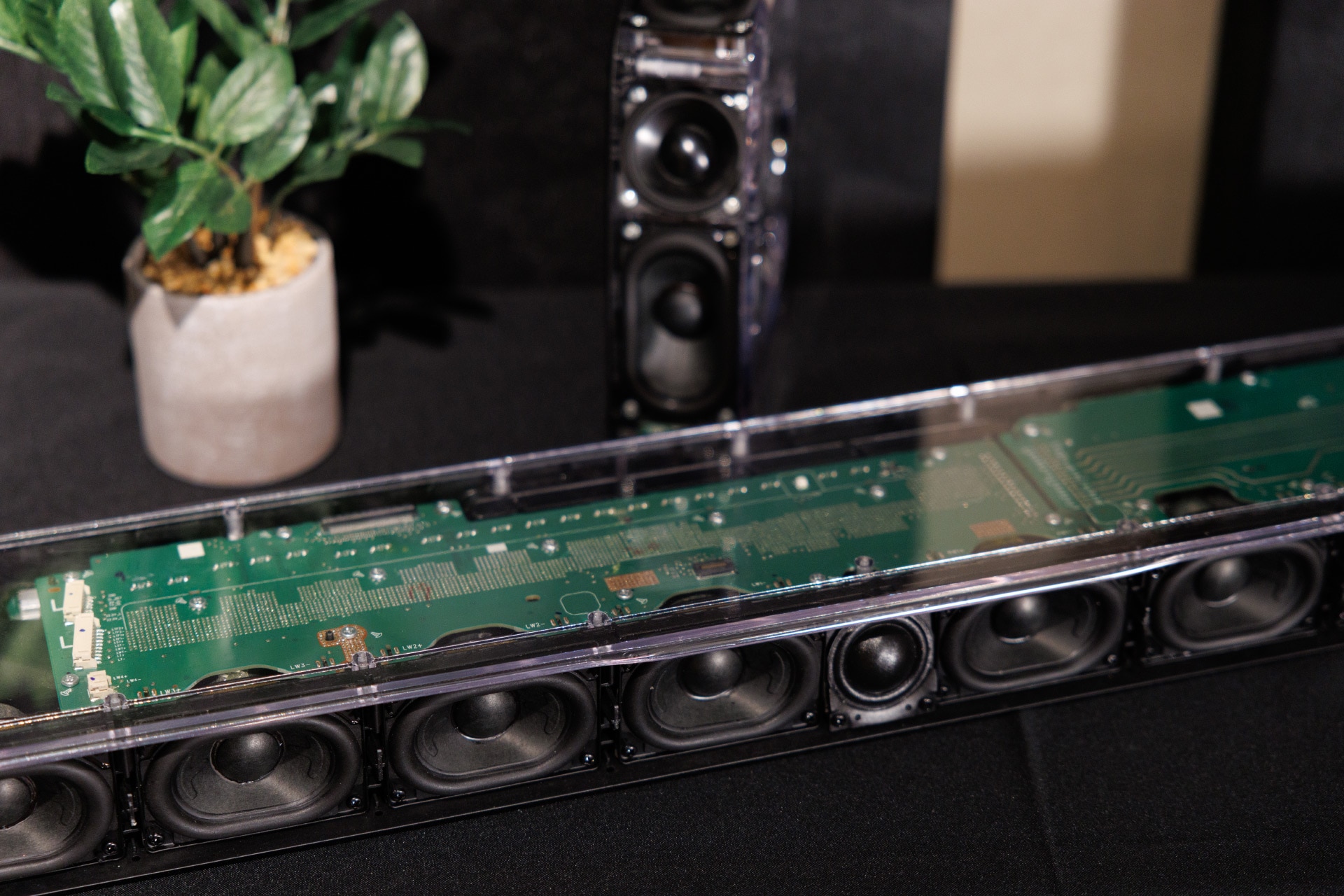 「JBL BAR 1300MK2」には合計29基のスピーカーを搭載