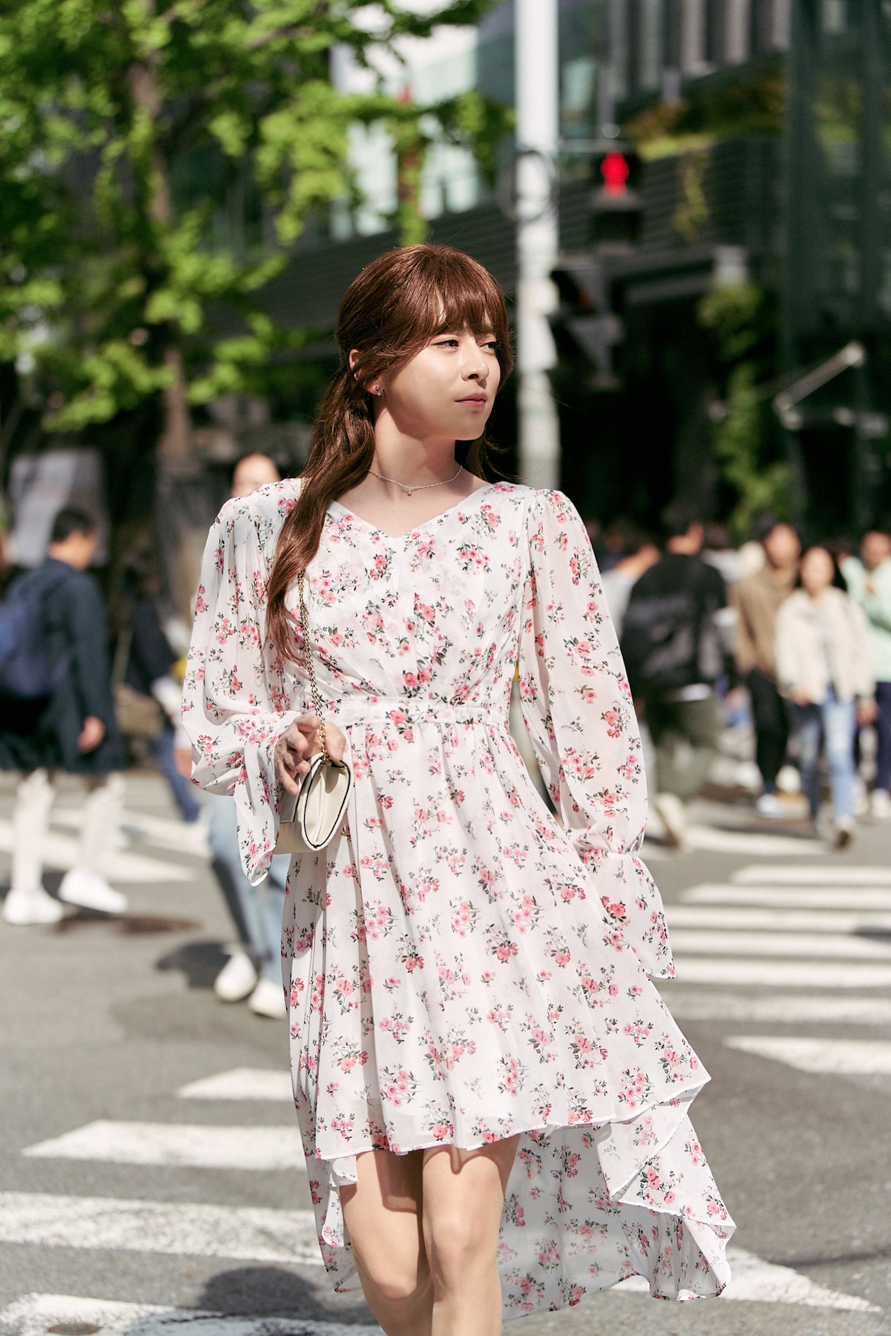 チョ・ジョンソク演じるハン・ジョンウが、“女装”の姿で初めて街を歩くシーン