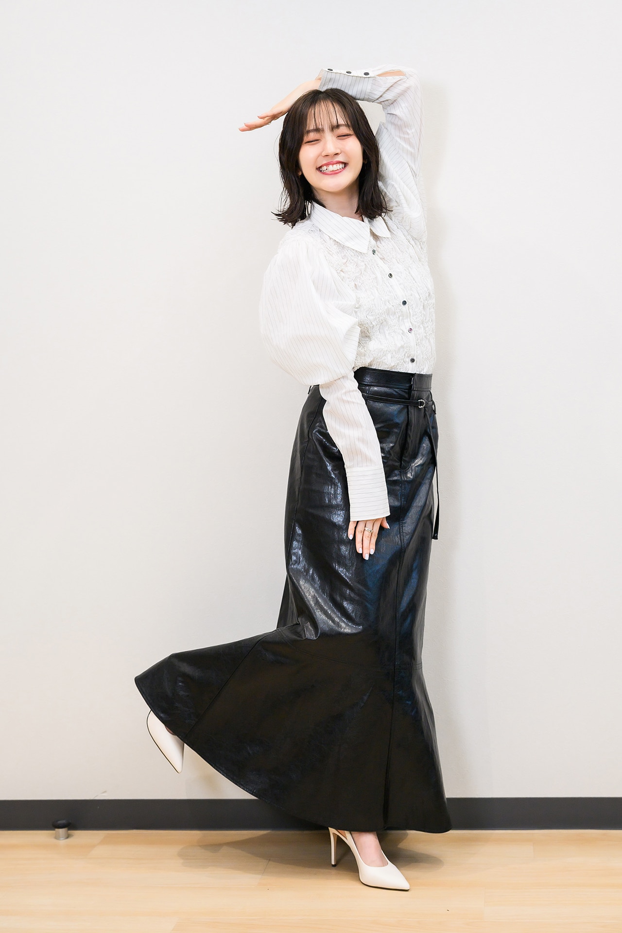 “JR”ポーズをする鈴木愛理