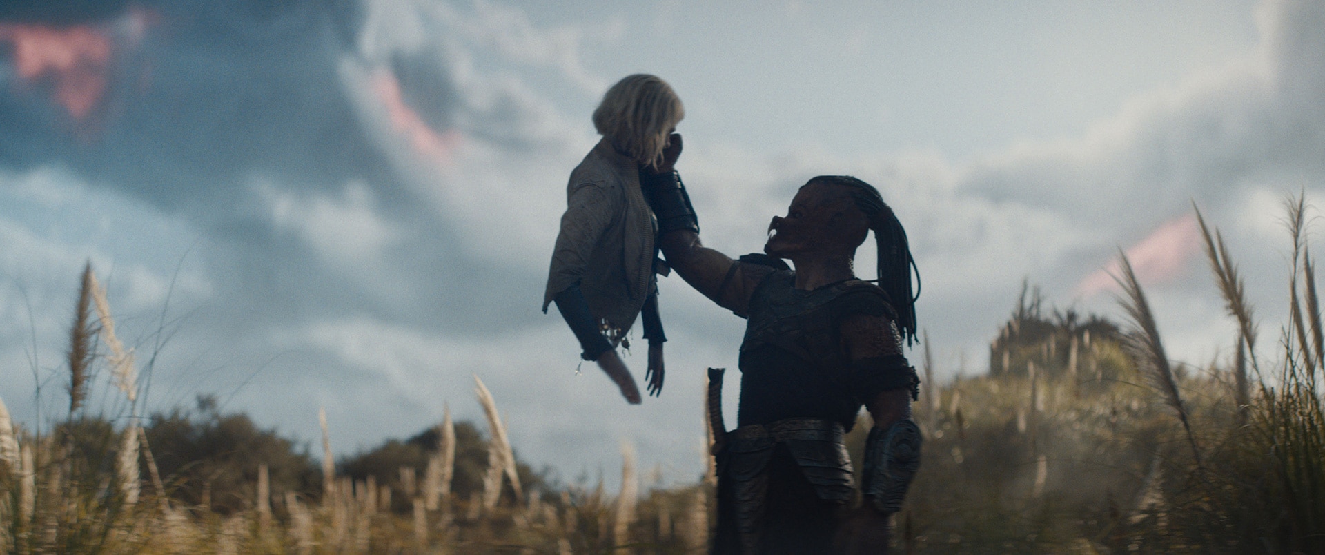 デク(右)の前に現れた半身だけのアンドロイド・ティア(左 / エル・ファニング)。陽気な性格で、窮地に陥ってもしゃべり続ける