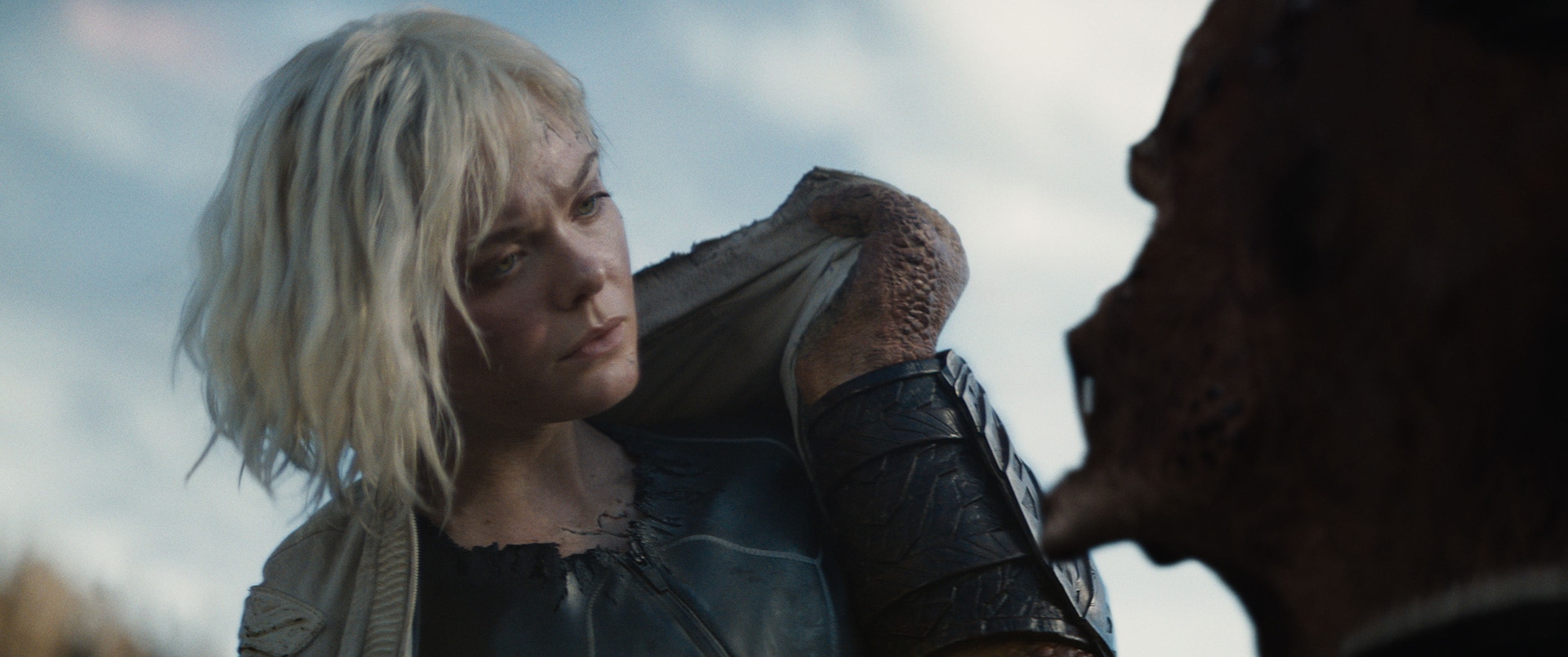 アンドロイドのティア（エル・ファニング）らとの出会いを通じて、主人公デクは少しずつ変化していく