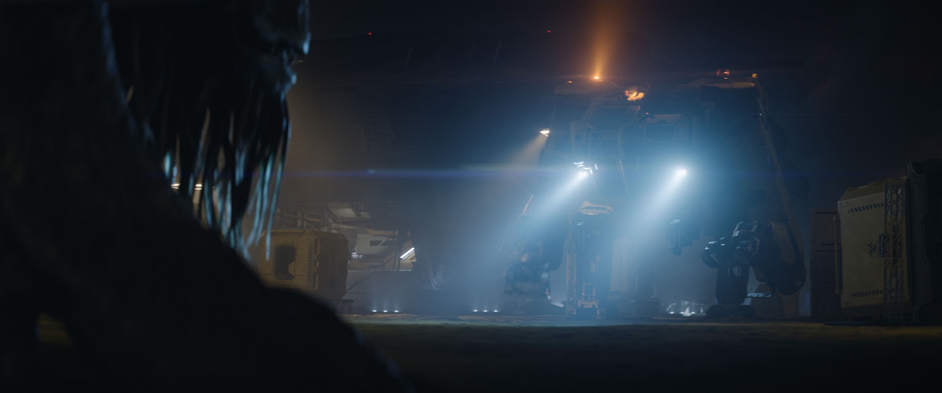 「プレデター：バッドランド」には、「エイリアン」シリーズでおなじみの悪の企業ウェイランド・ユタニが登場し、「エイリアン2」のパワーローダーを思わせるメカも姿を見せる