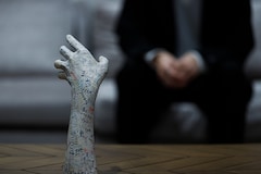 「観終わったあとは不思議な爽快感がありました」 | 新進気鋭のホラー作家・背筋がA24発の新作ホラー「TALK TO ME／トーク・トゥ・ミー」を語る