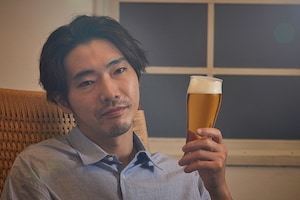 柄本佑「晩酌は“今日の俺は終わり”の合図」、プレモル片手に過ごす秋の夜長