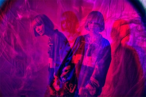 4s4kiがメジャーデビューアルバムで示すハイパーポップ超えたカオス、「フジロック」とその先を見据えたビジョン