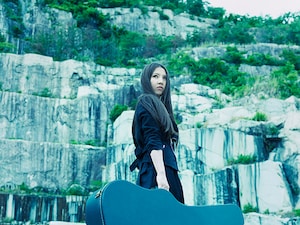 阿部真央「シングルコレクション19-24」特集