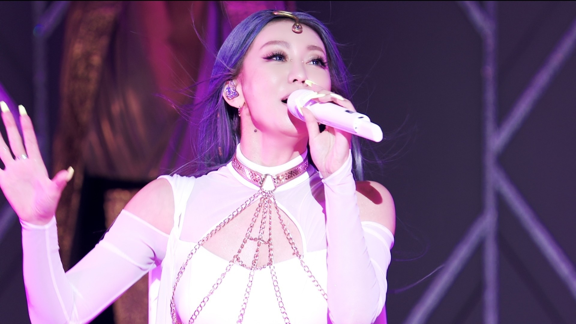 「キューティーハニー」を披露する倖田來未。