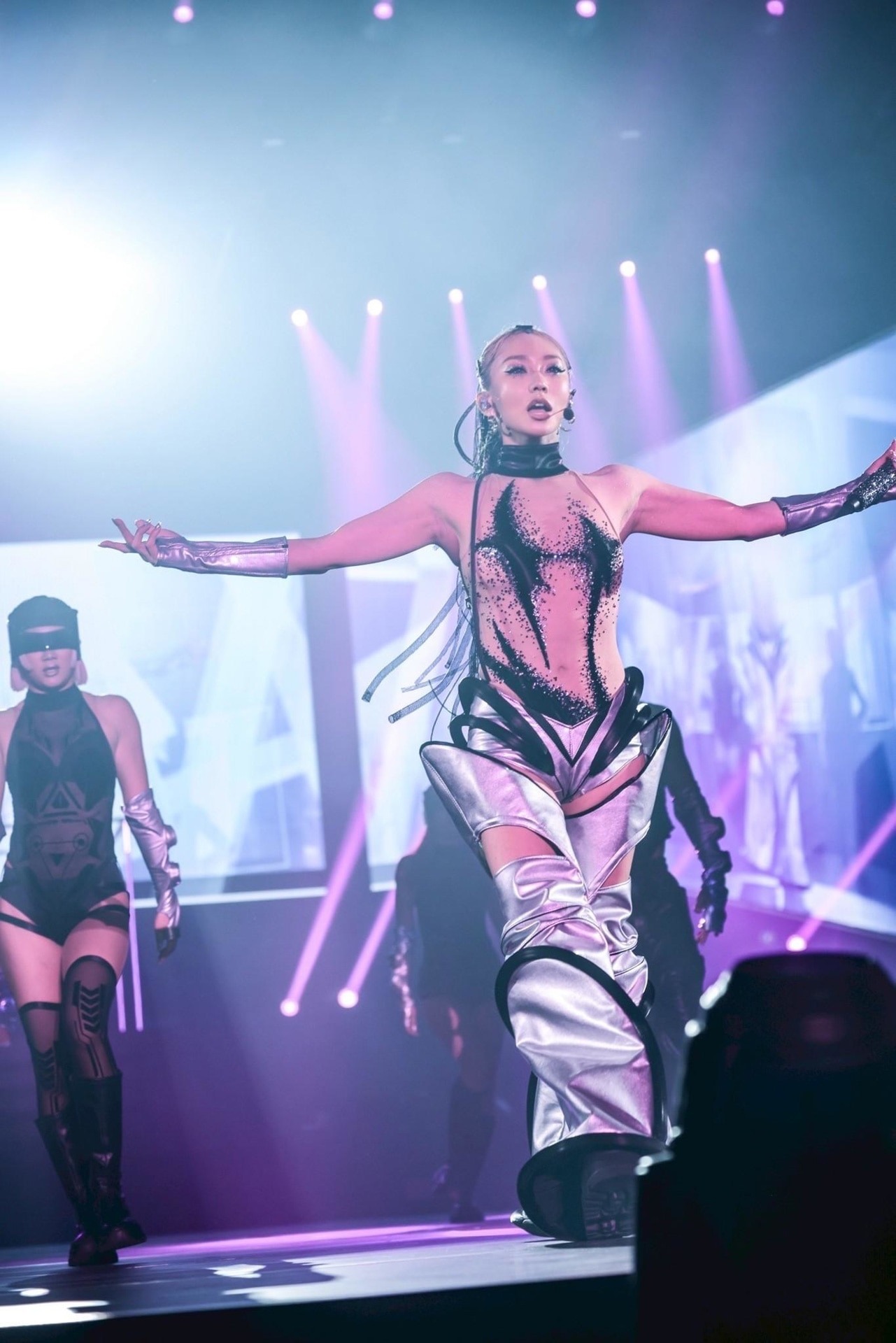 「KODA KUMI 25th ANNIVERSARY TOUR 2025 ～De-CODE～」東京・京王アリーナTOKYO公演の様子。