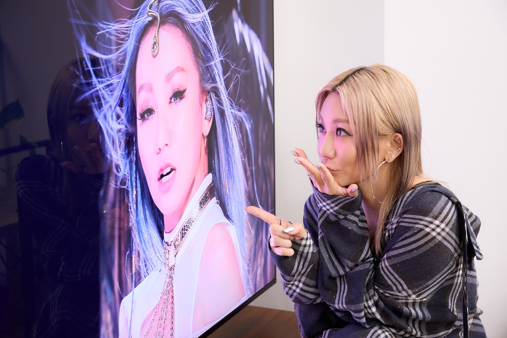 SHARP「AQUOS」の画面に注目する倖田來未。