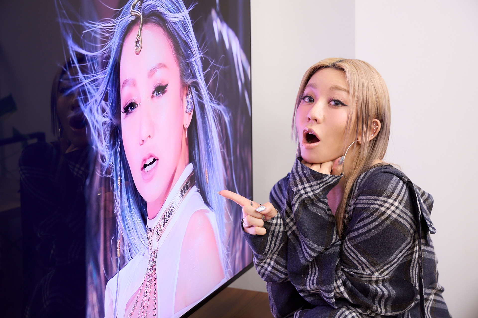 SHARP「AQUOS」の画面に映る自身の姿をアピールする倖田來未。