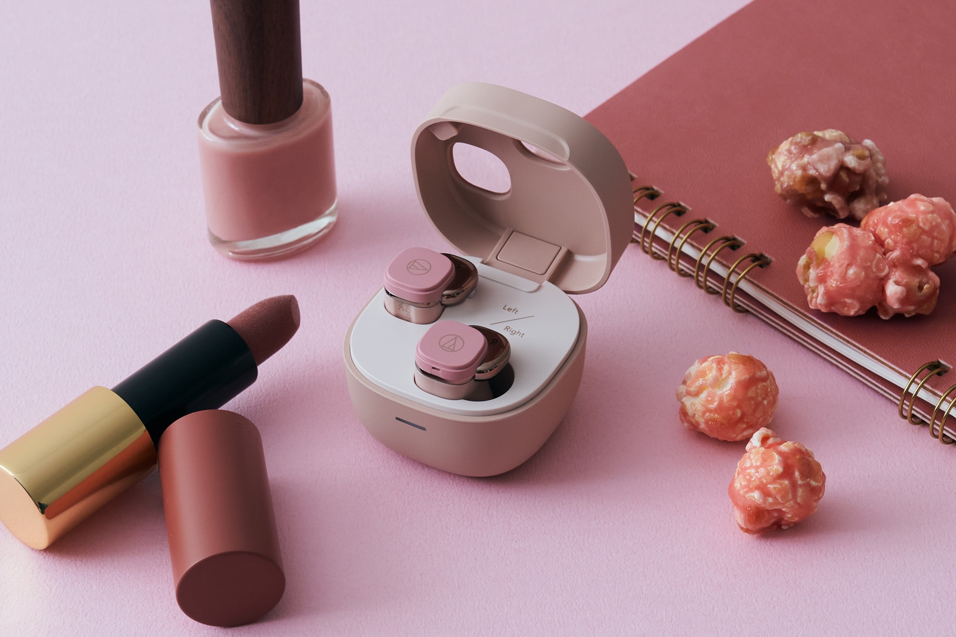 「ATH-SQ1TW2NC」ピンク。ケースの蓋越しにイヤホンが見えるデザインになっている。