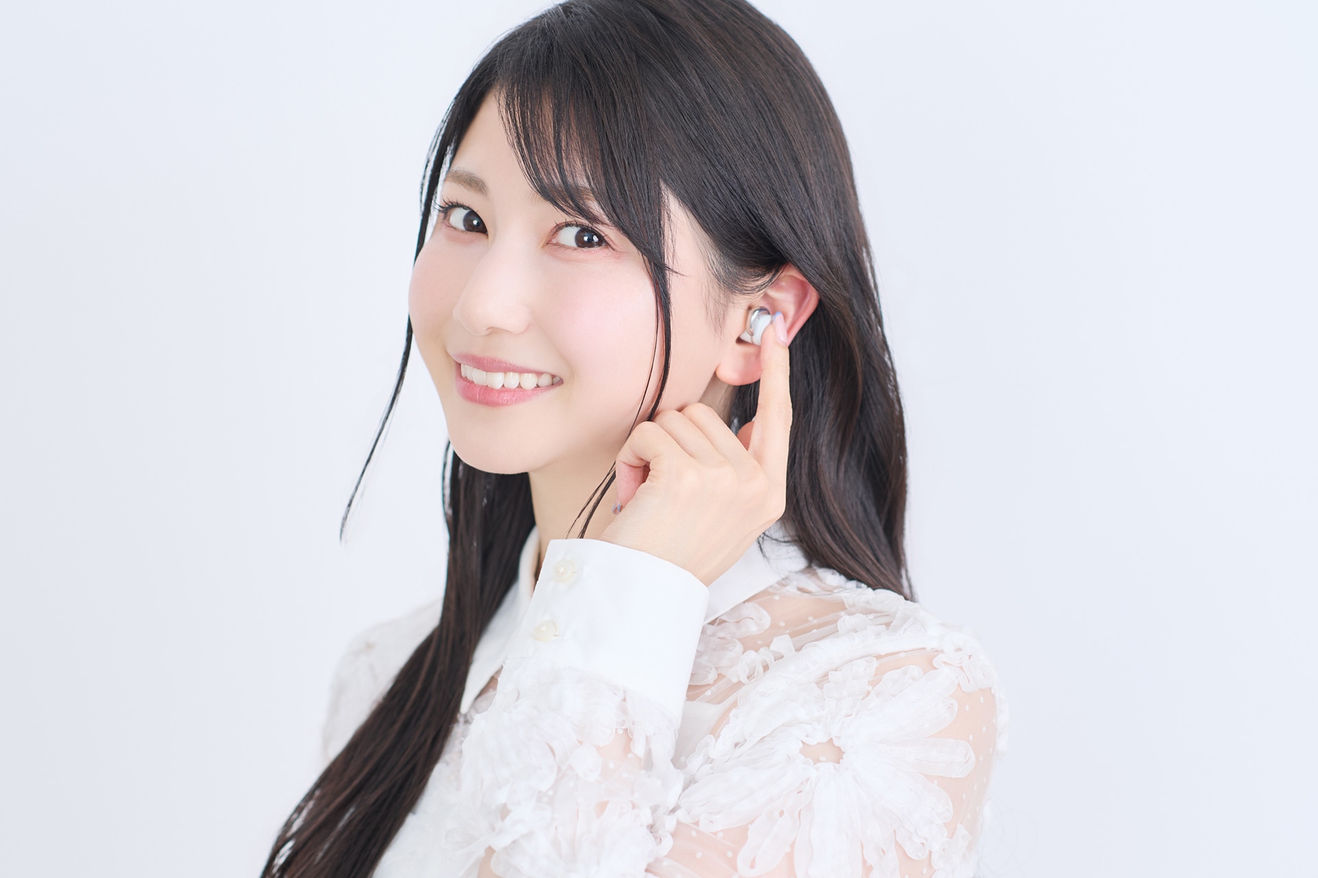 「ATH-SQ1TW2NC」グレーを装着。左側をタッチすると音量調整などができる。