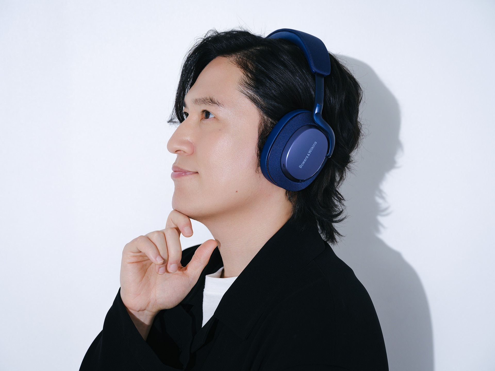 Bowers & Wilkins「Px7 S3」インディゴ・ブルーを装着した清塚信也。「肌触りが気持ちいい」
