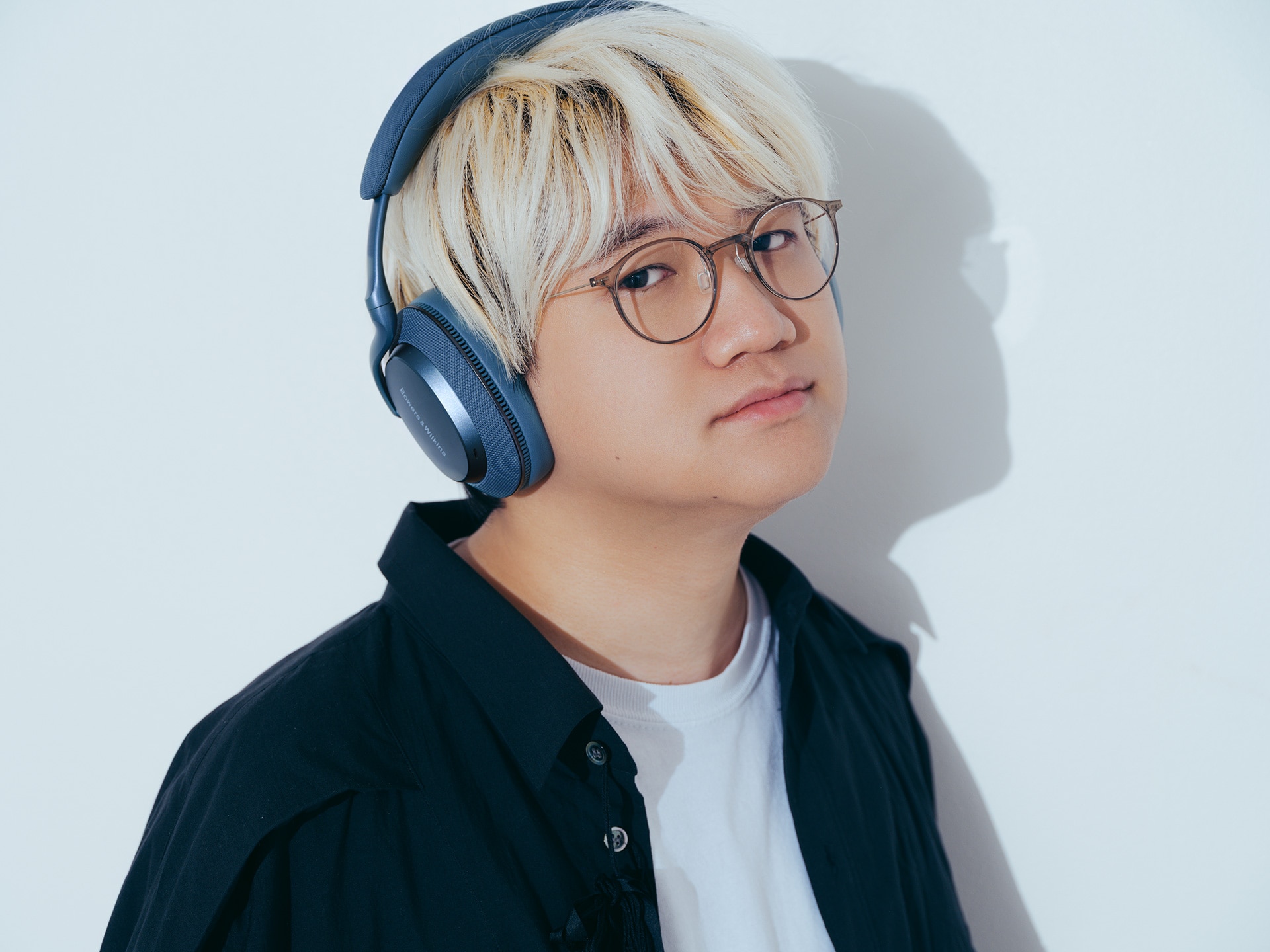 Bowers & Wilkins「Px7 S3」フロスト・ブルーを着用したYaffle。