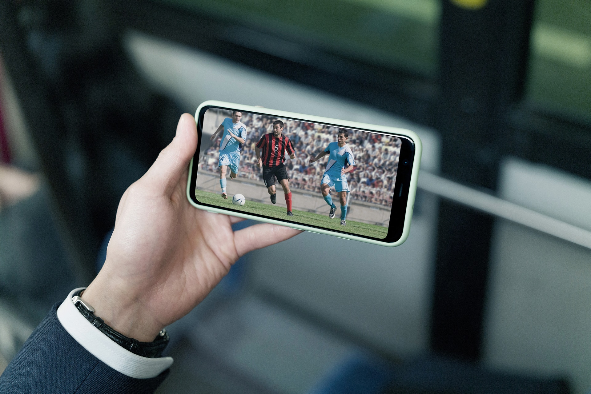 「どこでもディーガ」アプリで外出先から録画した番組はもちろん、放映中の番組もスマホで視聴できる。