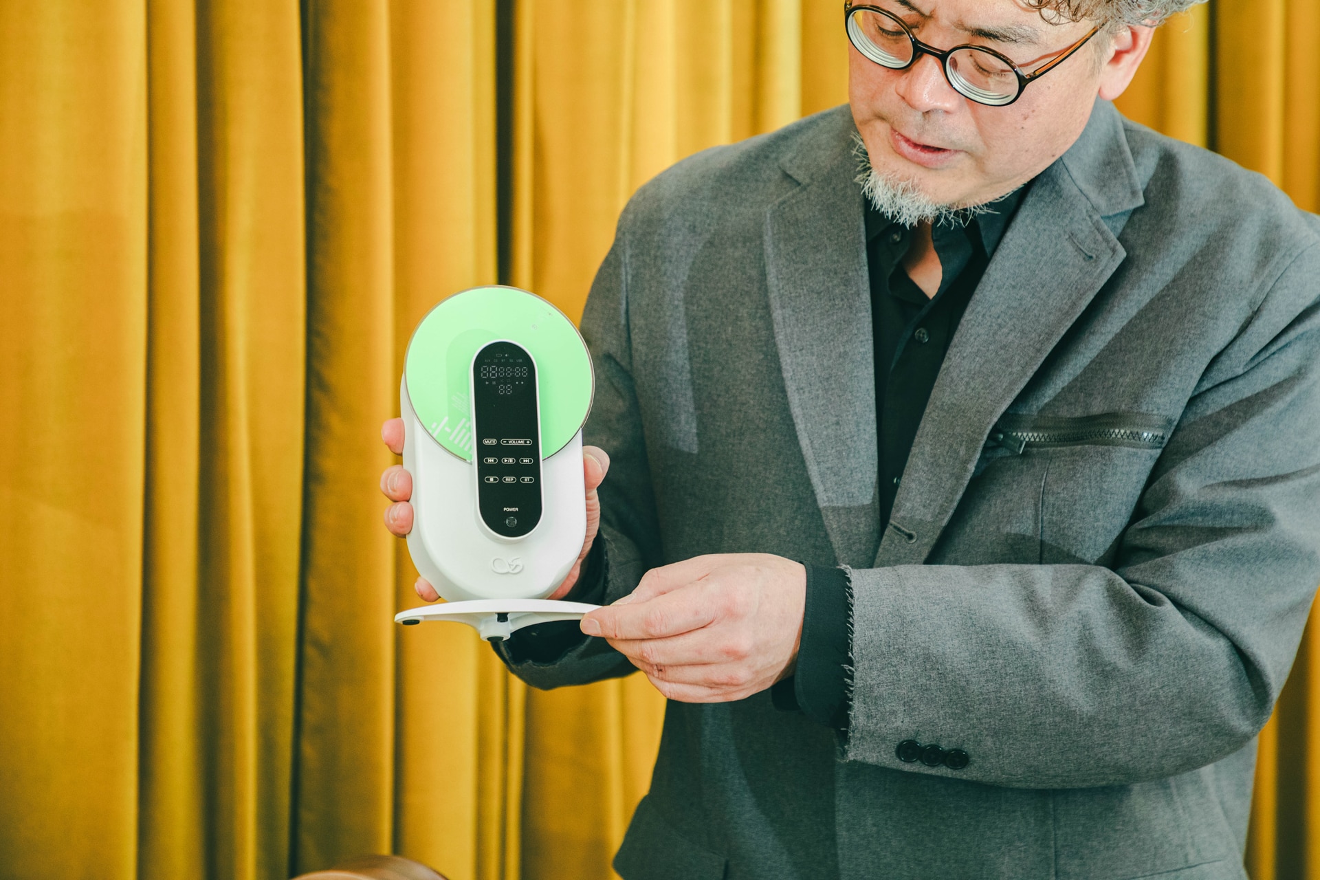 ポータブルCDプレーヤー「SHANLING EC Smart」について解説する野村ケンジ。